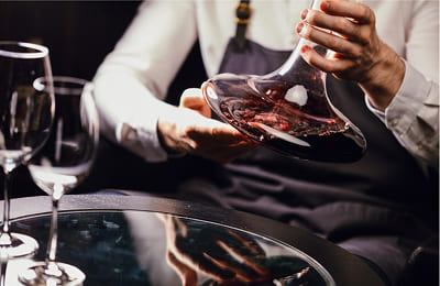 Sommelier serwujący selekcjonowane wino